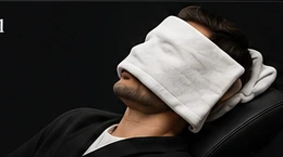 Soin traditionnel avec serviette chaude sur le visage